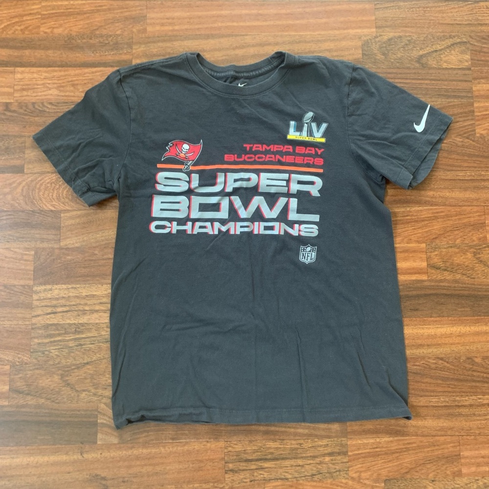 The Nike Tee Men’s Small NFL Tampa Bay Superbowl Champion T-shirt LIV